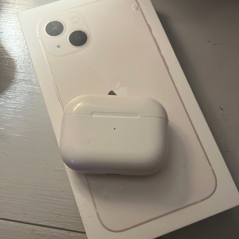 AirPods Pro MagSafe charging case used like new